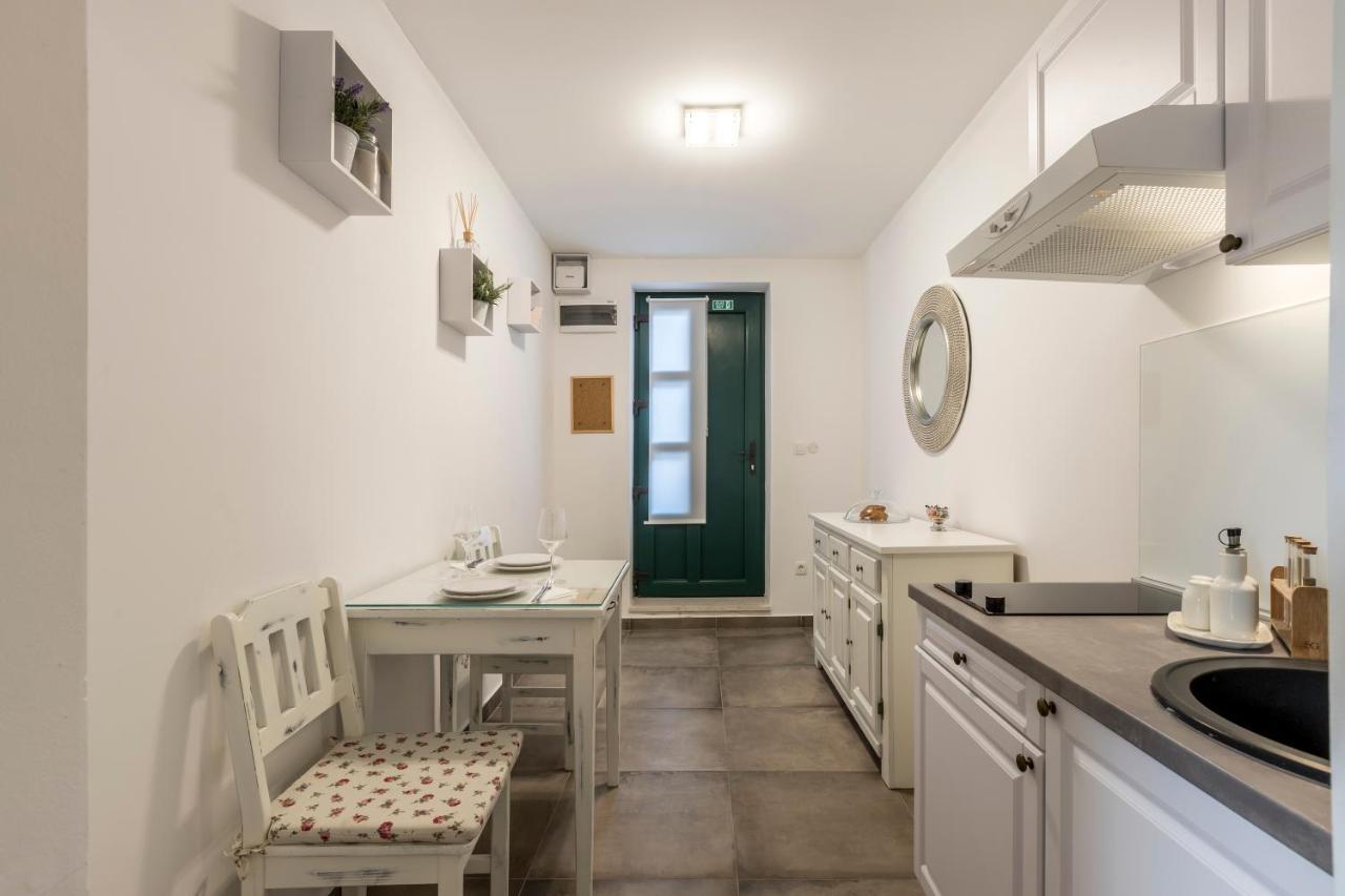 Studio Apartments Insula Spalato Esterno foto