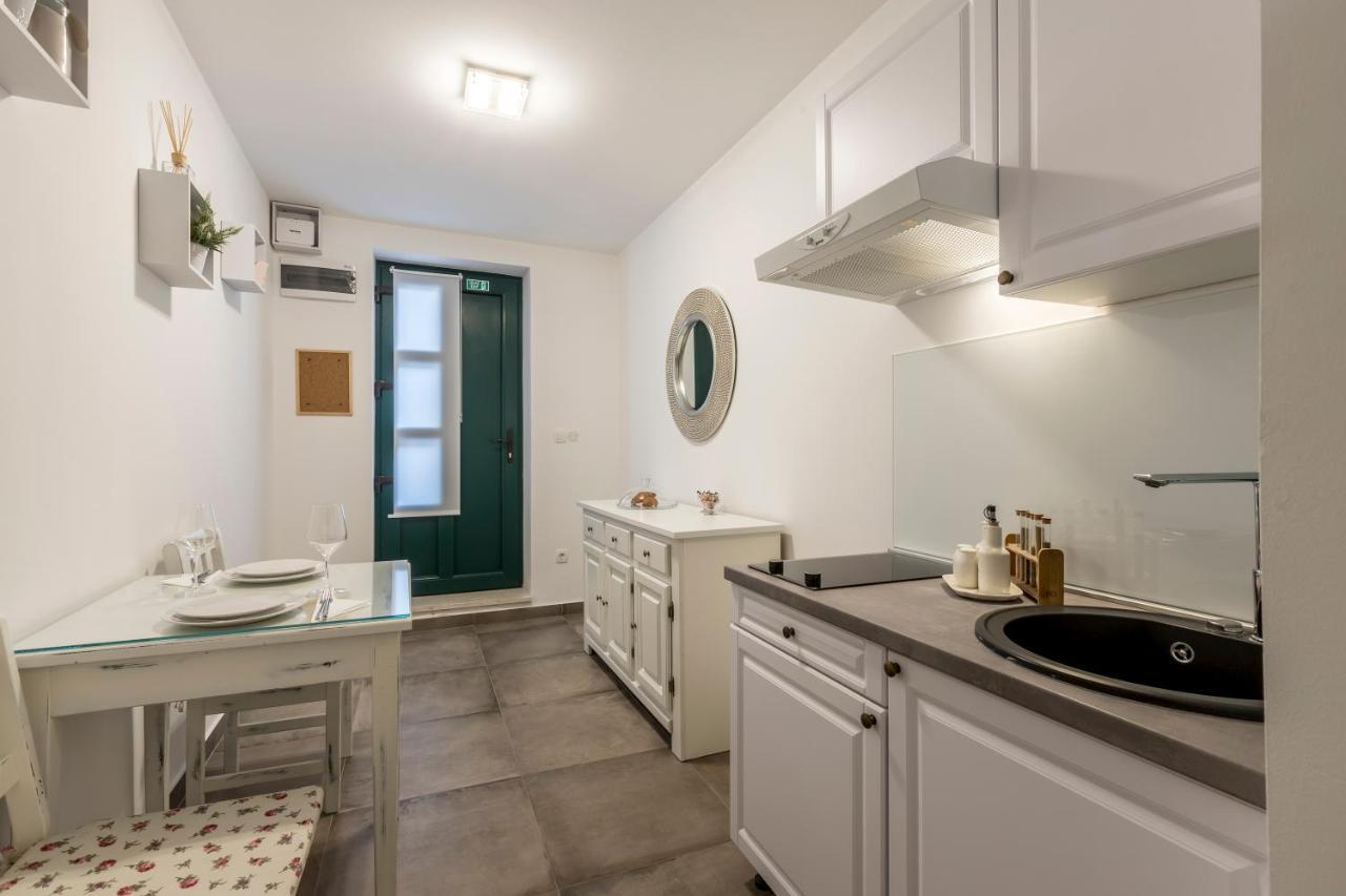 Studio Apartments Insula Spalato Esterno foto