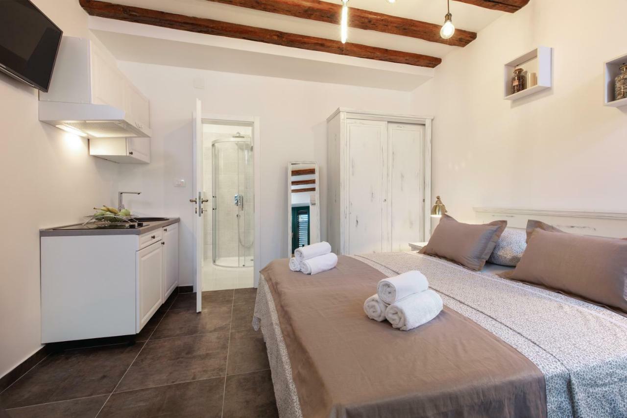 Studio Apartments Insula Spalato Esterno foto