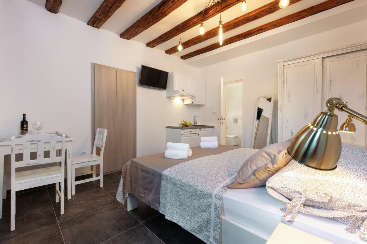 Studio Apartments Insula Spalato Esterno foto