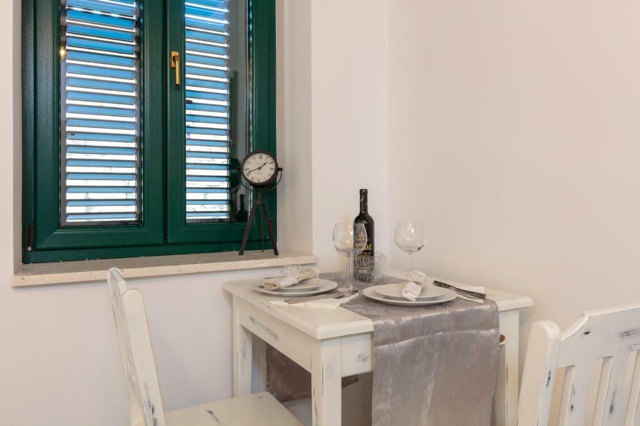 Studio Apartments Insula Spalato Esterno foto