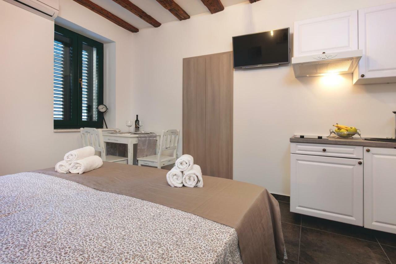 Studio Apartments Insula Spalato Esterno foto