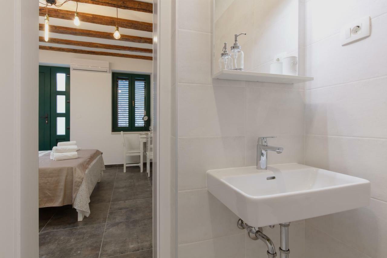 Studio Apartments Insula Spalato Esterno foto